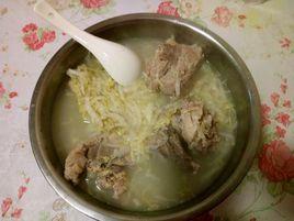 酸菜大骨頭湯 酸菜大骨頭湯