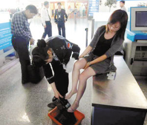 機場安檢要脫鞋