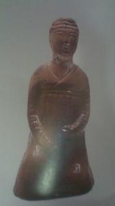 穿交領高腰襦裙的男俑