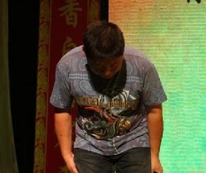 打人者李鶴彪鞠躬道歉