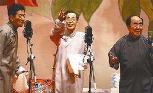 常寶豐(左)、常寶霆(中)與王佩元表演《賣布頭》