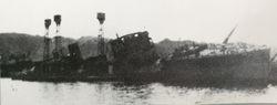 坐沉在橫須賀長浦灣的靶艦矢風號，攝於1946年12月