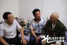 堯都區委常委、組織部長張青山與梁老親切握手交談