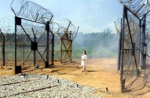 2002年9月18日，一名韓國女孩走入朝韓非軍事區參加悼念活動。