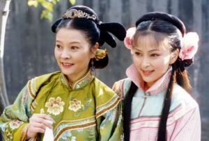 右：屈惠藍(何音飾)