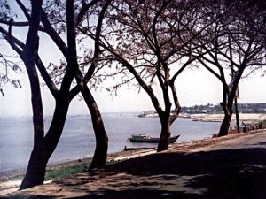 蒙希甘傑縣Munshiganj Sadar鄉Dhaleshwari河河岸