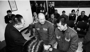 張輝、張高平拿到無罪判決書後，露出欣喜表情