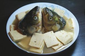 豆腐三文魚頭煲 豆腐三文魚頭煲