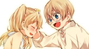 撫摸妹妹頭頂的哥哥