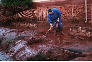 2010年10月10月4日，匈牙利鋁生產銷售公司位於維斯普雷姆州奧伊考的一處廢物池泄漏，導致大量紅色有毒泥漿湧入附近村鎮，不少房屋被淹，農田被毀。
