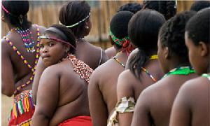 南非少女當眾接受處女測試