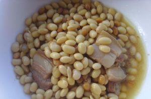 鹹豬腿肉燉黃豆 鹹豬腿肉燉黃豆