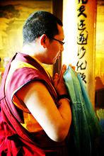 郎依法王在靈隱寺面對濟公活佛祈禱