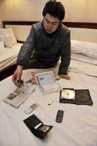 王鵬向記者展示被解除刑事拘留後警方歸還的物品