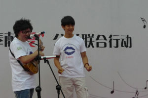 愛稀客在忘情的演唱 