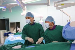 葛均波院士主刀為患者實施手術