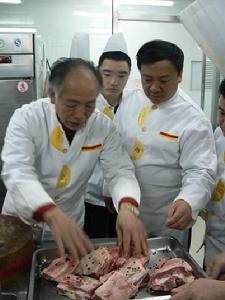 周繼祥大師在傳授國宴菜