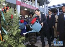 張德江委員長與維娜副總統共植友誼之樹