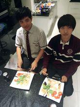 圖為留學生Chris與Peter品嘗當地特色食物