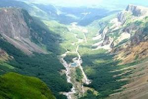 長白山[吉林省東北—西南走向山脈]