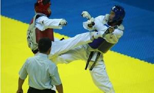 蘇選手張華（青方）戰勝山西選手佀慧（紅方）