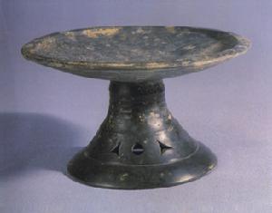 黑陶劃紋鏤孔足豆