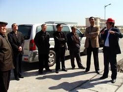 領導們觀摩潘家村新農村建設