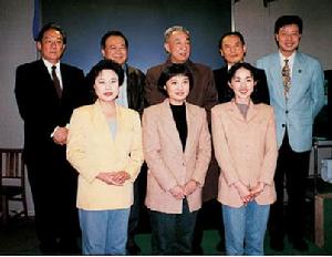 （圖）1997年1月4日鄒家華副總理視察國家氣象中心時與氣象節目主持人合影