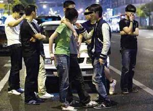 （圖）肇事的三菱跑車肇事司機的朋友事後趕到現場　