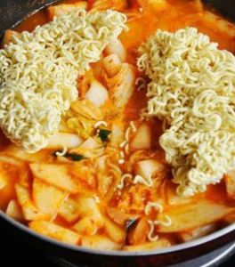 辣白菜年糕泡麵 辣白菜年糕泡麵