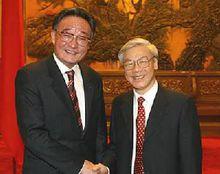 吳邦國與阮富仲親切握手