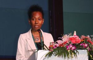 作者桑麗莎在介紹她的新書