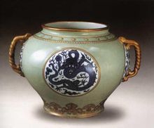 清乾隆豆青釉開光青花龍紋雙系罐 清乾隆豆青釉開光青花龍紋雙系罐