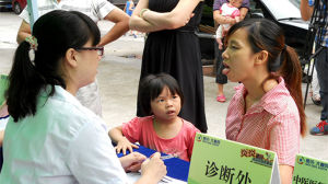 中醫師在社區現場為居民診斷