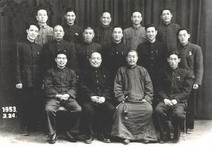 1953年天津相聲名家全影后三排右一為常寶霖
