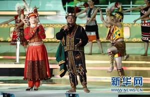 高金素梅文化團隊在“中華情·海峽緣——金橋之夜”文藝晚會上表演舞蹈《分享慶豐收》。