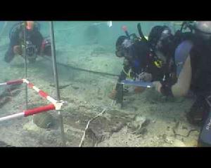 （圖）考古隊員在發掘華光礁一號上的物品