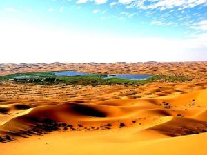 騰格里達來月亮湖探險營地