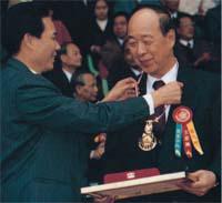 呂志和先生在接受授榮