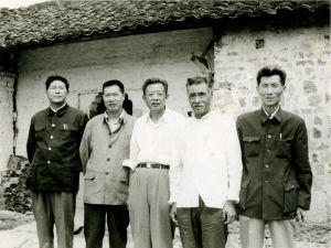 右一黃有懷（新四軍，時任銅陵市郊區人大常委會主任），右二塗東（新四軍，曾任中共銅陵市委示範農場負責人），右三金德培（新四軍，曾任江蘇省常州市委常委、市政府副市長），左一沈良金（時任銅陵市飲食服務公司總經理），左二束炳華（時任銅陵市菸草局局長）。