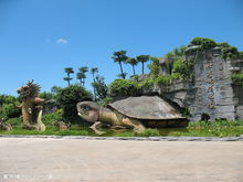 湖光岩大門的“龍魚神龜”雕塑栩栩如生