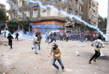 埃及示威者與軍警對峙