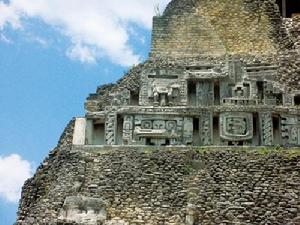 塔身上有十分精美的雕刻