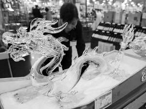 2007年1月17日，銀川市某菸酒超市售貨員正在擺放一瓶售價為2180元的豪華包裝酒。