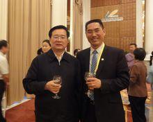 商會會長陳金階與湖北省長王國生在一起