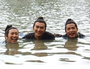 屈中恆、焦恩俊、李銘順落水