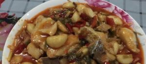 蒜頭熬魚 蒜頭熬魚