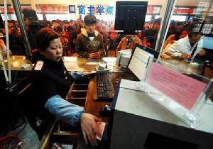 售票處的工作人員向旅客出售車票