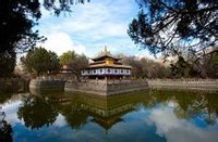 八世達賴喇嘛修建的措吉頗章也稱湖心宮