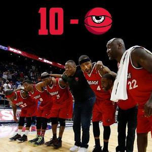 詹姆斯·懷特（左二）隨Trilogy隊出戰